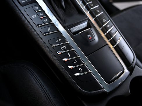 Used 2018 Porsche Macan Sport Edition AWD/4WD image 42