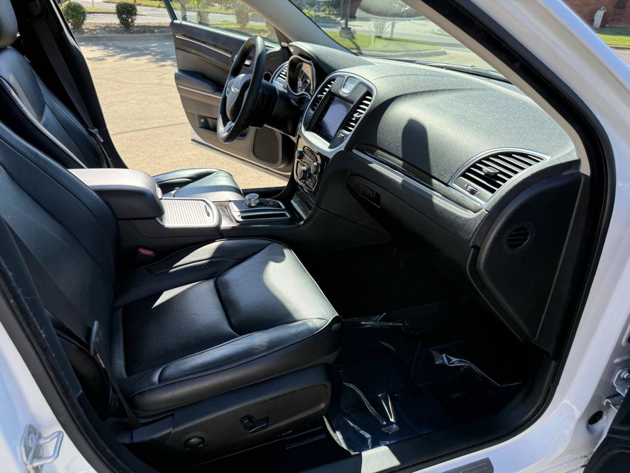 Used 2023 Chrysler 300 Touring L w/ Comfort Group RWD image 21