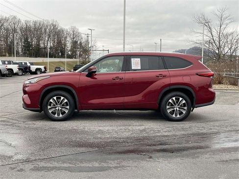 Used 2020 Toyota Highlander XLE image 2