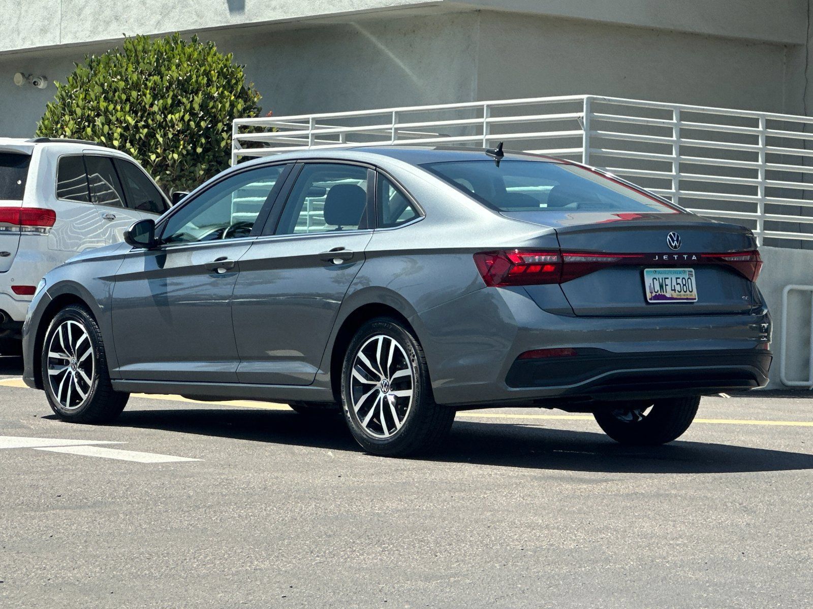 Used 2025 Volkswagen Jetta SE FWD image 3
