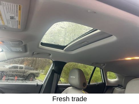 Used 2024 Chevrolet Trax ACTIV w/ Sunroof Package image 10