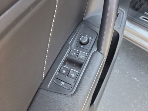 Used 2022 Volkswagen Tiguan SE R-Line image 17