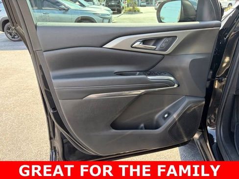 Used 2025 Chevrolet Traverse LT w/ Sun and Wheel Package FWD image 12