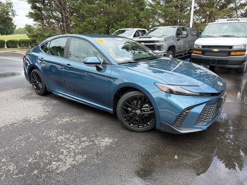 Used 2025 Toyota Camry SE FWD image 2