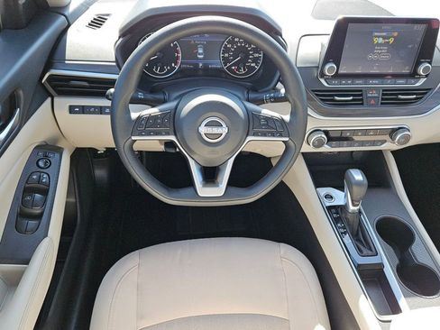 Used 2025 Nissan Altima 2.5 SV image 12