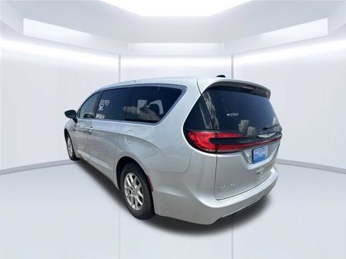 Used 2024 Chrysler Pacifica Touring-L FWD image 8