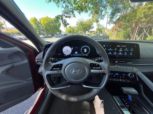 Used 2025 Hyundai Elantra SEL FWD image 35