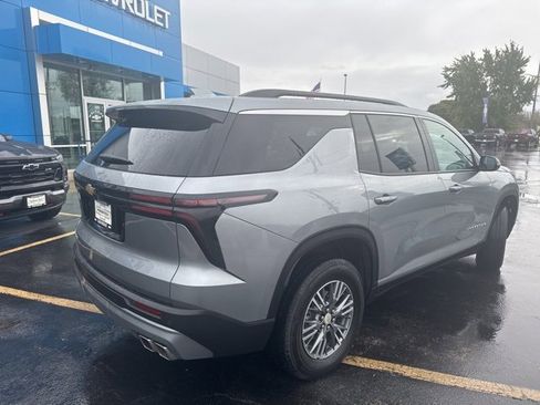 Used 2025 Chevrolet Traverse LT image 3