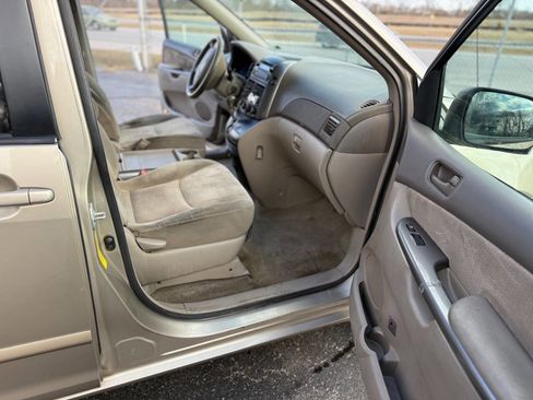 Used 2010 Toyota Sienna LE image 11