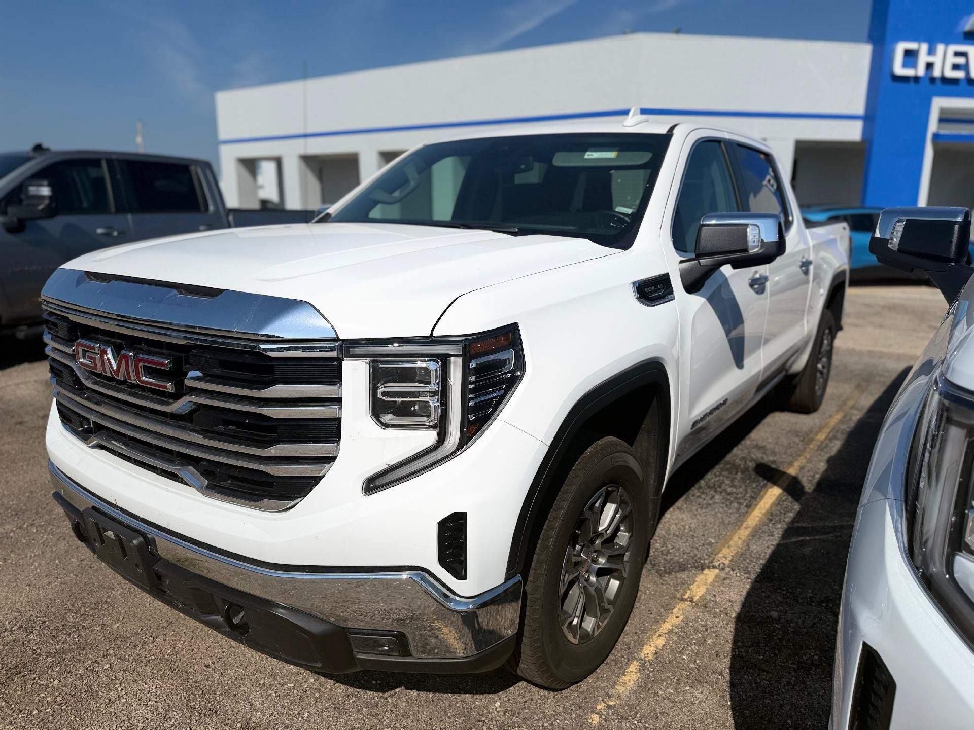 Used 2026 GMC Sierra 1500 SLT AWD/4WD image 6