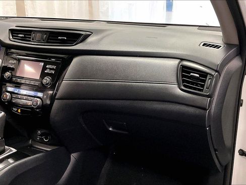 Used 2017 Nissan Rogue SV image 15