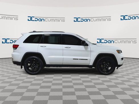 Used 2018 Jeep Grand Cherokee Laredo image 2
