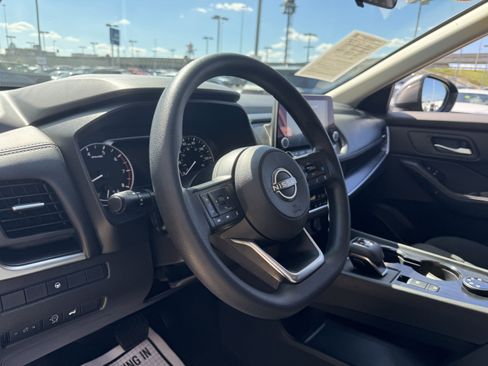 Used 2024 Nissan Rogue SV image 31