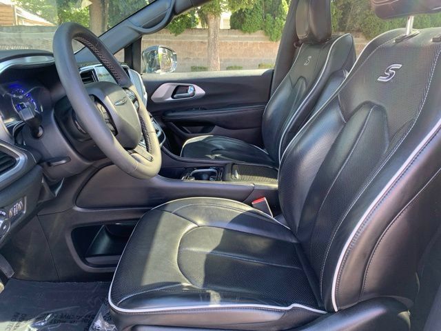 Used 2025 Chrysler Pacifica Limited FWD image 13
