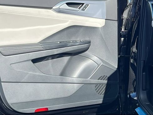 New 2026 Volkswagen Taos SE image 23