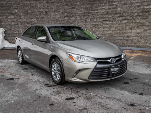 Used 2015 Toyota Camry LE image 2