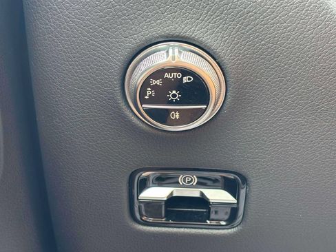 Used 2025 Mercedes-Benz GLC 300 4MATIC image 12