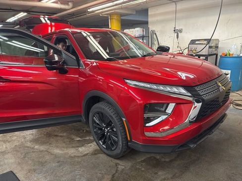 Used 2022 Mitsubishi Eclipse Cross LE image 1