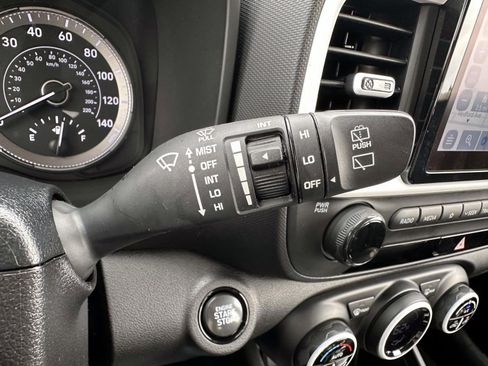 Used 2022 Hyundai Venue Limited FWD image 18