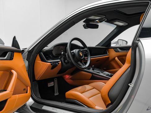 Used 2025 Porsche 911 Carrera image 40