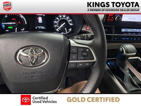 Used 2023 Toyota Sienna XLE FWD image 29