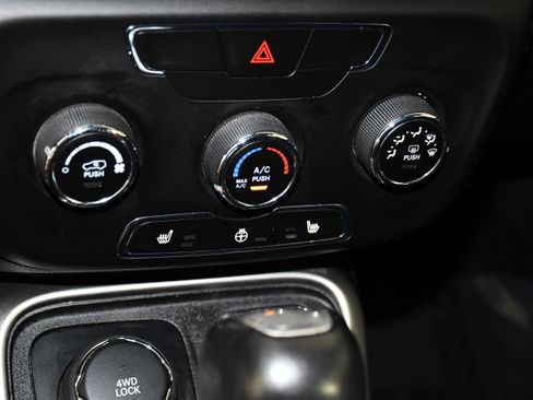 Used 2018 Jeep Compass Latitude w/ Cold Weather Group AWD/4WD image 28