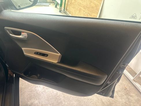 Used 2019 Kia Niro LX FWD image 32