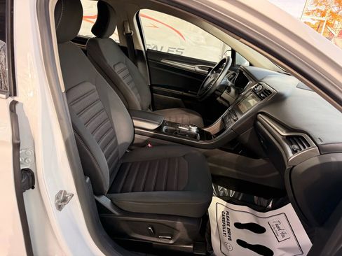 Used 2017 Ford Fusion SE w/ Fusion SE Technology Package image 25