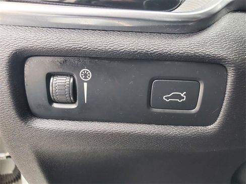 Used 2021 Volvo S60 T5 R-Design image 17