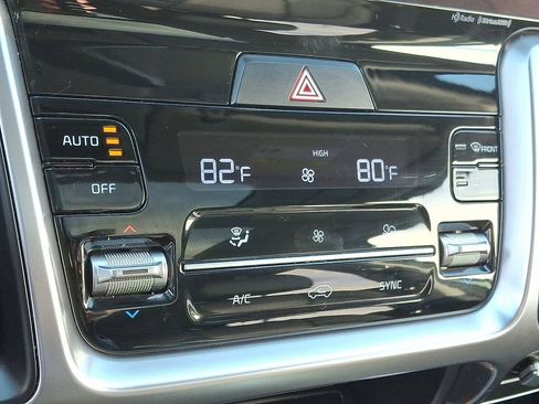 Certified 2022 Kia Sorento S w/ Panoramic Sunroof Package image 17