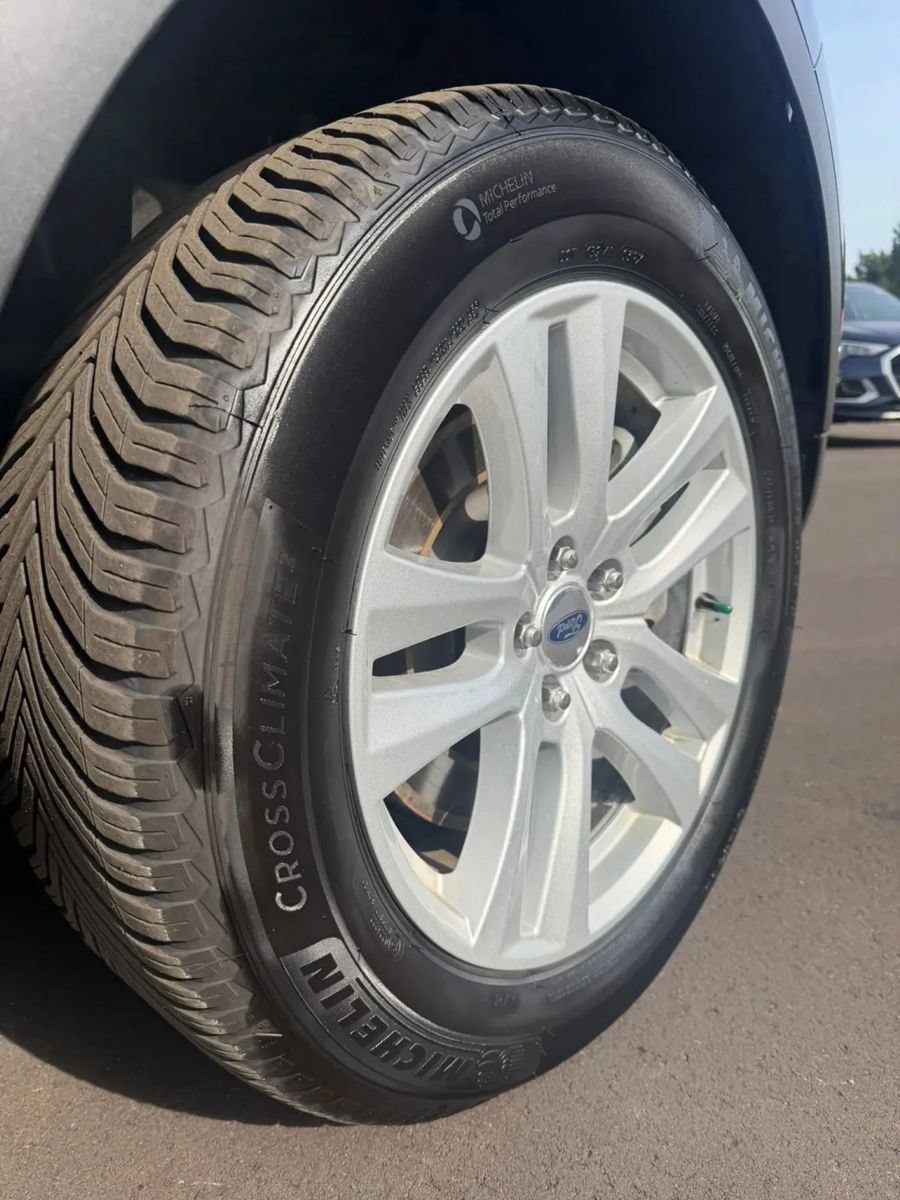 Used 2018 Ford Explorer XLT w/ Equipment Group 202A AWD/4WD image 8