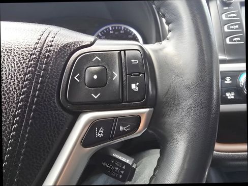 Used 2019 Toyota Highlander XLE AWD/4WD image 29