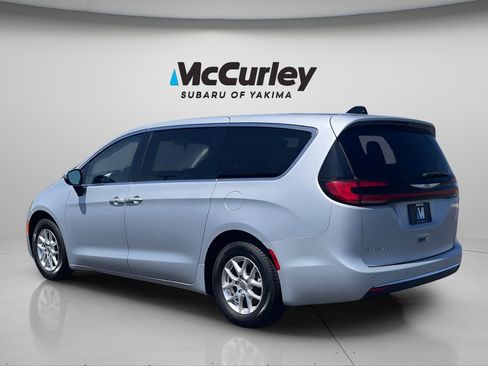 Used 2023 Chrysler Pacifica Touring-L FWD image 4
