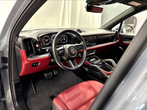 Used 2025 Porsche Cayenne GTS AWD/4WD image 6