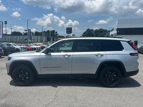 Used 2025 Jeep Grand Cherokee L Limited w/ Luxury Tech Group II RWD image 4