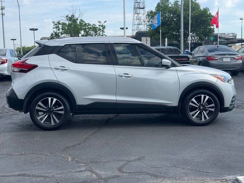 Used 2019 Nissan Kicks SV FWD image 4