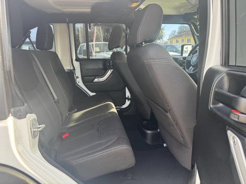 Used 2018 Jeep Wrangler Unlimited Rubicon w/ Connectivity Group image 14