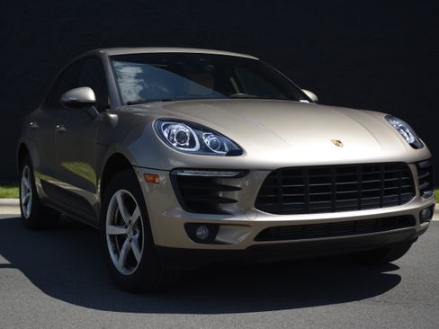 Certified 2018 Porsche Macan AWD/4WD image 9