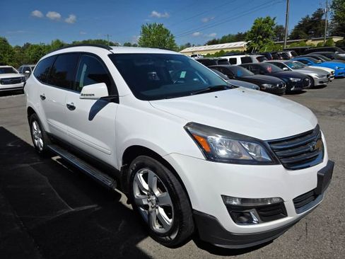 Used 2017 Chevrolet Traverse LT w/ Style and Technology Package image 3