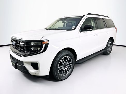Used 2025 Ford Expedition Active AWD/4WD image 3