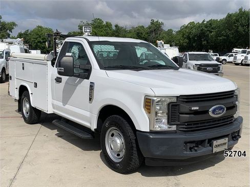 Used 2018 Ford F250 XL w/ Power Equipment Group RWD image 3