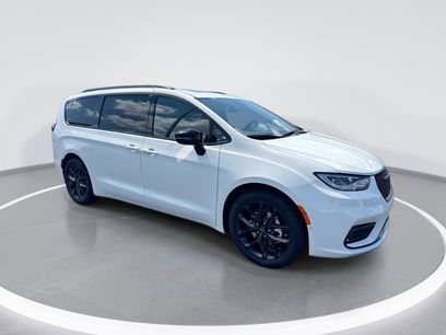 New 2026 Chrysler Pacifica Limited w/ S Appearance Package