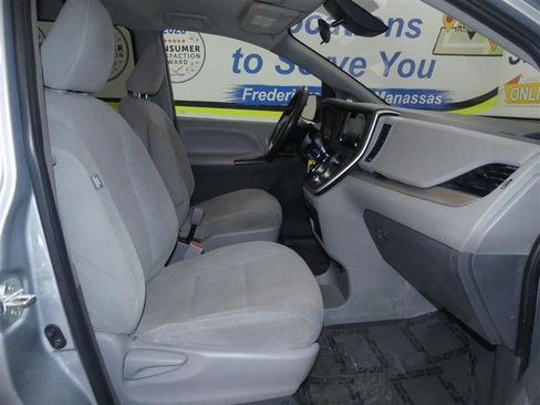 Used 2020 Toyota Sienna L FWD image 6