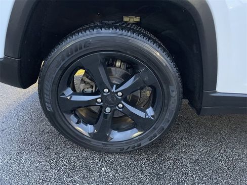 Used 2023 Jeep Grand Cherokee Altitude image 12