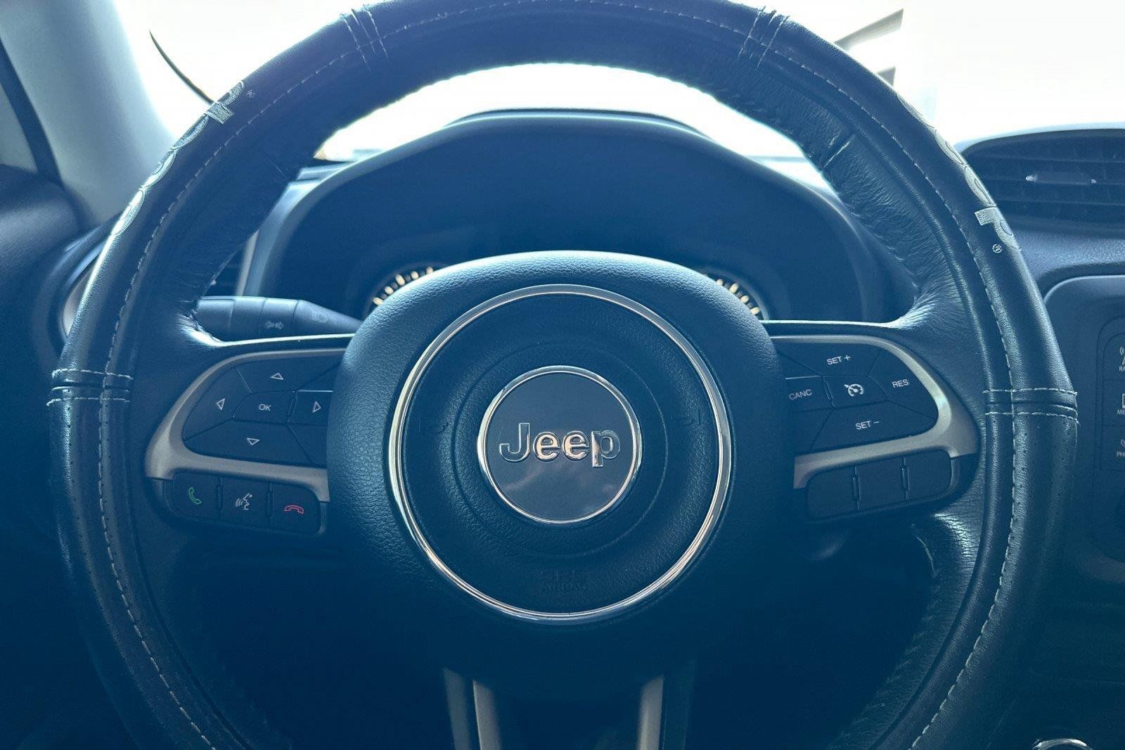 Used 2016 Jeep Renegade Latitude FWD image 23