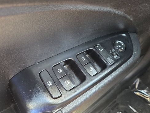 Used 2023 Hyundai Venue SEL FWD image 25