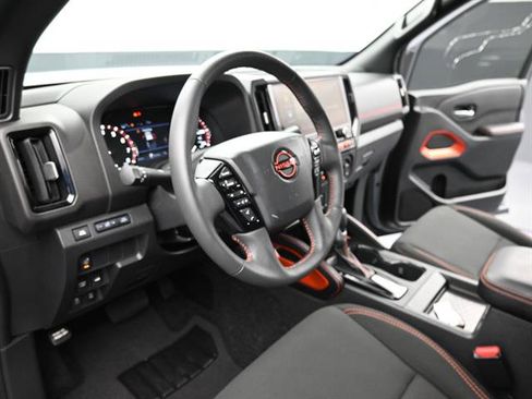 Used 2025 Nissan Frontier PRO-4X image 9