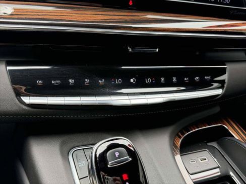 Used 2024 Cadillac Escalade ESV Premium Luxury AWD/4WD image 33