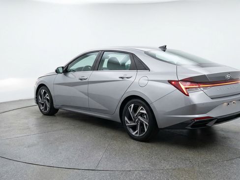 Used 2025 Hyundai Elantra Limited FWD image 6