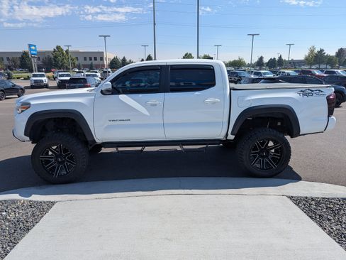 Used 2017 Toyota Tacoma TRD Off-Road AWD/4WD image 9